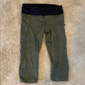 Lululemon crops size 6